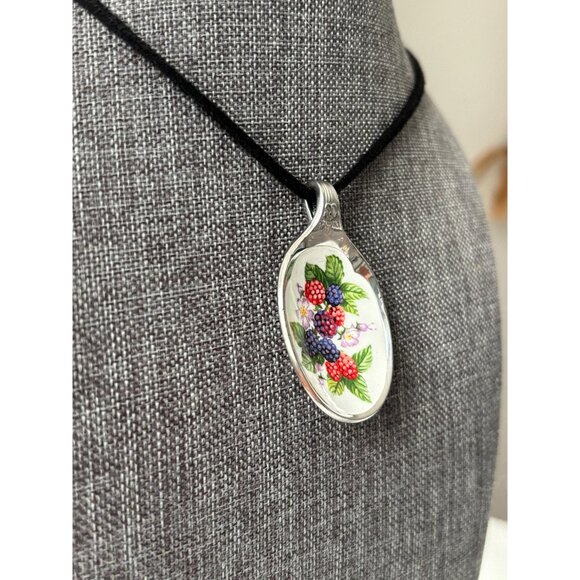 Vintage Avon Jelly Fruit Pendant Necklace: Berries silver souvenir spoon - Picture 3 of 6